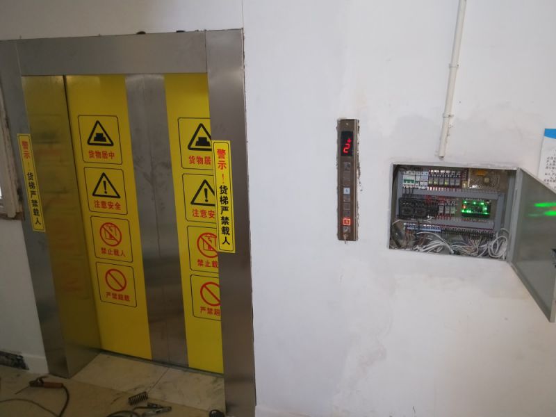 云南省疾控倉庫運送疫苗液壓貨梯案例